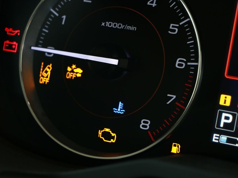 इंजिन तापमान वार्निंग लाइट (Engine Temperature Warning Light) याचा अर्थ असा होता की, इंजिन हे प्रचंड गरम झालं आहे. कारच्या कुलिंग सिस्टमध्ये ओव्हरहिटिंगचे संकेत देत आहे. त्यामुळे कार लगेच गॅरेजला नेण्याची गरज आहे.