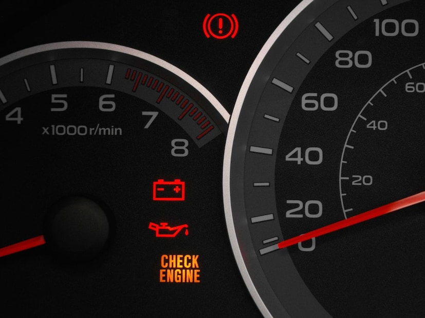 Car LED Light:  जर तुमच्या कारच्या डॅशबोर्डमध्ये एलईडी लाईट चमकताना दिसत असेल तर लगेच कार थांबवून बाजूला घ्या. मॅकेनिकला बोलावून घ्या आणि सर्व्हिस करून घ्या.