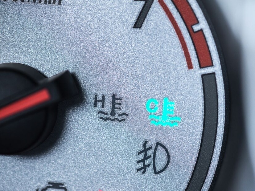 ऑयल प्रेशर वार्निंग लाइट (Oil Pressure Warning Light) - जर डॅशबोर्डमध्ये अचानक  Oil Pressure Warning Light लागला असेल तर इंजिनमध्ये ऑईलचा दबाव बरोबर नाही. इंजिनमध्ये ऑईल कमी झालं असेल तर इंजिनचं मोठं नुकसान होऊ शकतो.
 
