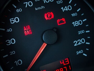 Car च्या डॅशबोर्डमध्ये हा लाईट लागला तर लगेच थांबा,लोकांना माहित नाही अर्थ