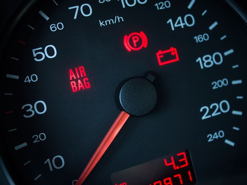Braking System -ब्रेक सिस्टम वार्निंग लाईटचा अर्थ ब्रेक फ्लूड कमी आहे, ब्रेक्समध्ये काही तरी समस्या निर्माण झाली आहे. ब्रेक सिस्टमबद्दल काही अलर्ट आला असेल तो धोक्याचा असू शकतो. त्यामुळे लगेच गॅरेजला गाडी घेऊन जा.
