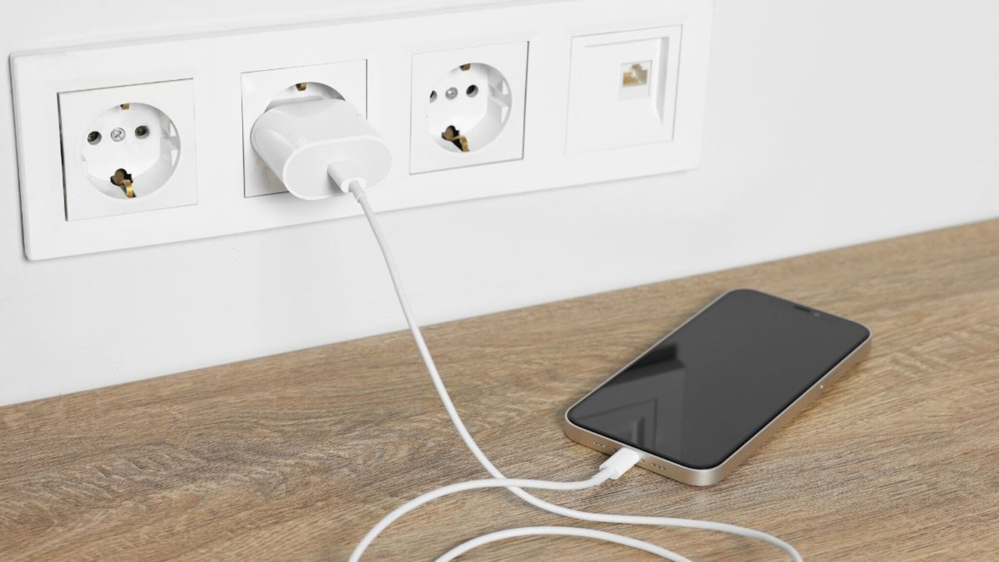 फोन चार्ज व्हायला खूप वेळ लागतो? या सीक्रेट ट्रिकने सुपरफास्ट होईल चार्जिंग स्पीड 