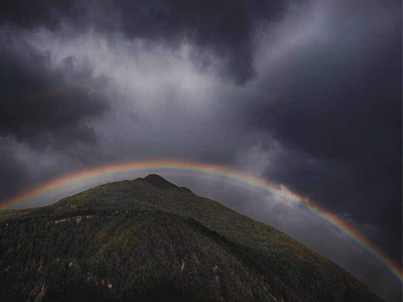 ढगांमध्ये अतिशय सूक्ष्म कणांच्या रूपात आर्द्रता असते. जेव्हा हवा आणि पाण्याच्या कणांमध्ये घर्षण होतं, तेव्हा त्यातून वीज निर्माण होते.