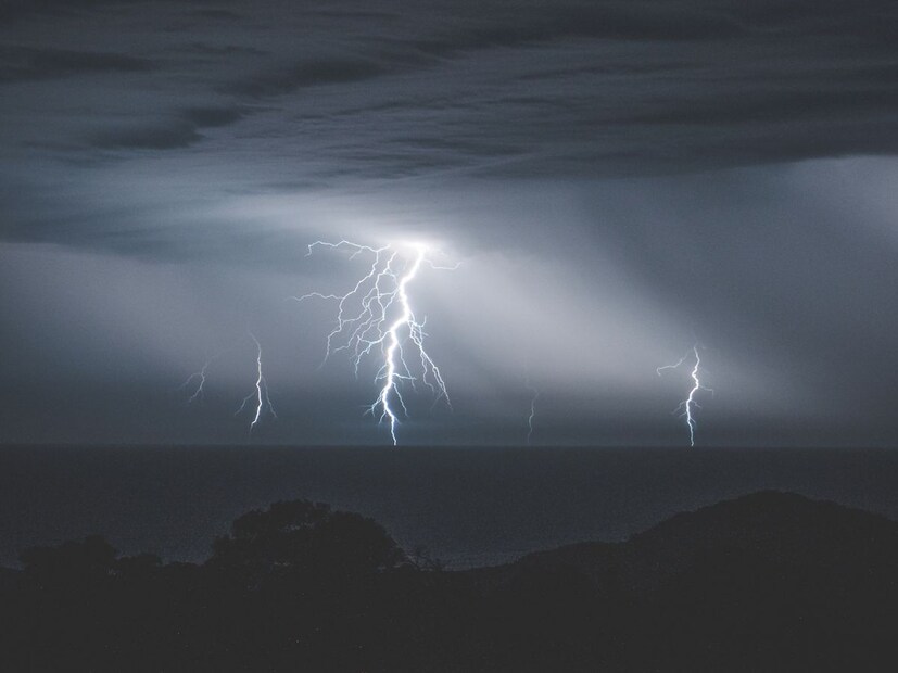 तेव्हा त्यांची टक्कर झाल्यावर वीज निर्माण होते तेव्हा त्यातून आवाज येतो आणि ते चमकतात. प्रकाशाचा वेग जास्त असल्याने विजा चमकलेल्या आधी दिसतात आणि आवाज उशिरा येतो.