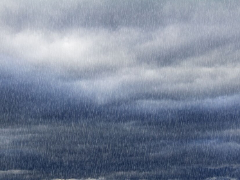 पाण्याचे कण भारित होतात आणि काही प्लस, तर काही मायनस चार्ज होतात. जेव्हा प्लस आणि मायनस चार्ज कणांचे समूह जवळ येतात.