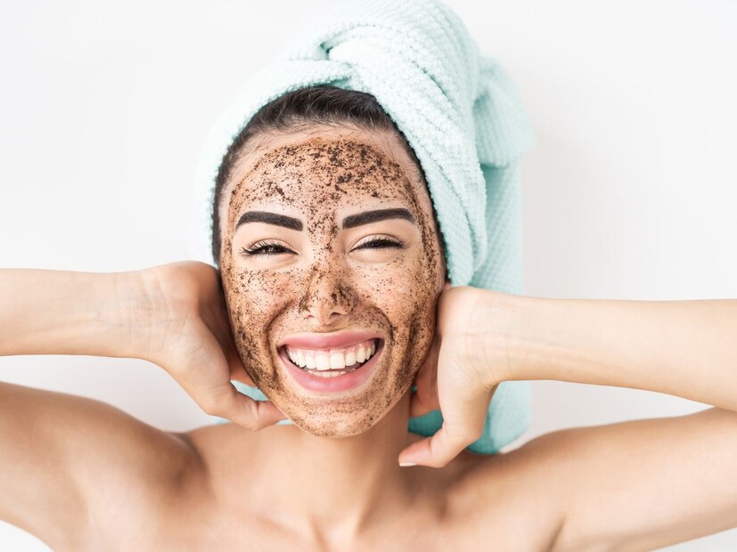  नारळ तेल आणि कॉफी स्क्रब - नारळ तेल नैसर्गिक मॉइश्चरायझर म्हणून काम करतं. एक चमचा कॉफी आणि अर्धा चमचा नारळ तेल मिसळा आणि हे मिश्रण तुमच्या चेहऱ्यावर हलक्या हातानं मसाज करा. दहा मिनिटांनी धुवा. या स्क्रबमुळे त्वचेतील रक्ताभिसरण वाढतं आणि कोरडेपणा कमी होतो.