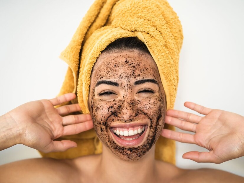  कोरफड आणि कॉफी जेल मास्क - कोरफडीमुळे त्वचा शांत होते. कॉफी पावडर ताज्या कोरफड जेलमधे मिसळून घट्ट पेस्ट तयार करा. ती तुमच्या चेहऱ्यावर लावा आणि पंधरा मिनिटांनी धुवा. हा मास्क उन्हाची जळजळ, लालसरपणा आणि जळजळ कमी करण्यास मदत करतो.