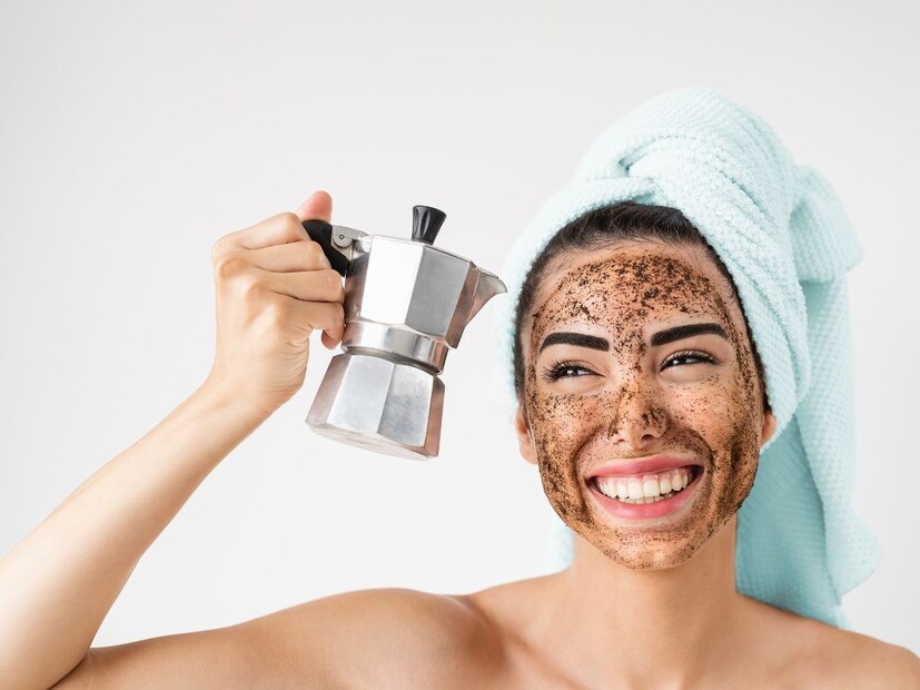  दही आणि कॉफी पॅक - दह्यात लॅक्टिक एसिड असतं, डाग कमी करण्यासाठी हा पॅक उपयुक्त आहे. एक चमचा कॉफी पावडर दोन चमचे ताज्या दह्यात मिसळून पेस्ट बनवा. चेहऱ्यावर आणि मानेवर लावा आणि सुकल्यानंतर हलक्या हातानं मसाज करा. हा पॅक तुमची त्वचा स्वच्छ करतो.