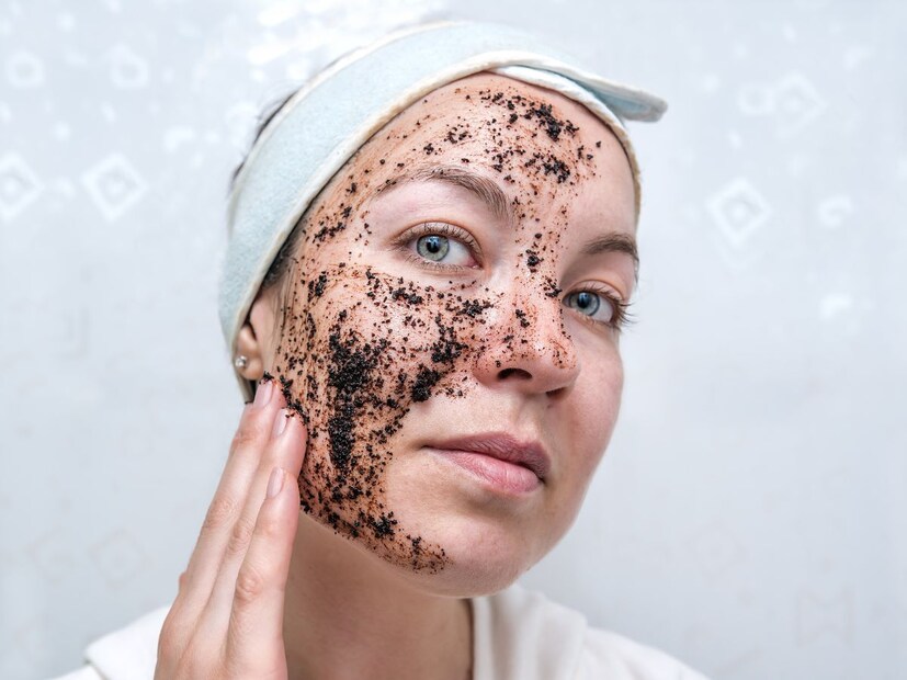  मध आणि कॉफी मास्क - या मास्कमुळे त्वचा एक्सफोलिएट आणि हायड्रेट होते. मास्क बनवण्यासाठी अर्धा चमचा मध एक चमचा कॉफी पावडरमधे मिसळा. ही पेस्ट चेहऱ्यावर पंधरा-वीस मिनिटं राहू द्या आणि नंतर थंड पाण्यानं धुवा. साखर त्वचेला नैसर्गिकरित्या मॉइश्चरायझ करेल, तर कॉफी मृत त्वचेच्या पेशी काढून टाकेल आणि नवीन पेशींच्या वाढीस प्रोत्साहन देईल.