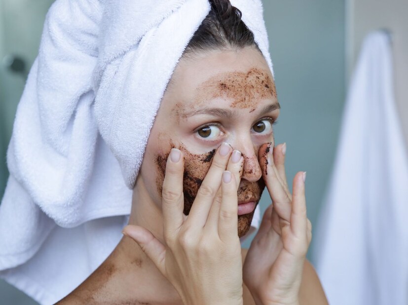  दूध आणि कॉफी फेस पॅक - दुधात लॅक्टिक एसिड असतं, यामुळे त्वचा मऊ होते. एक चमचा कॉफी पावडर भरपूर प्रमाणात दुधात मिसळून पेस्ट तयार करा. ते तुमच्या चेहऱ्यावर लावा आणि सुकू द्या. सुकल्यावर हलक्या हातानं घासून काढा. हा पॅक तुमच्या त्वचेची नैसर्गिक चमक वाढवण्यास मदत करतो.