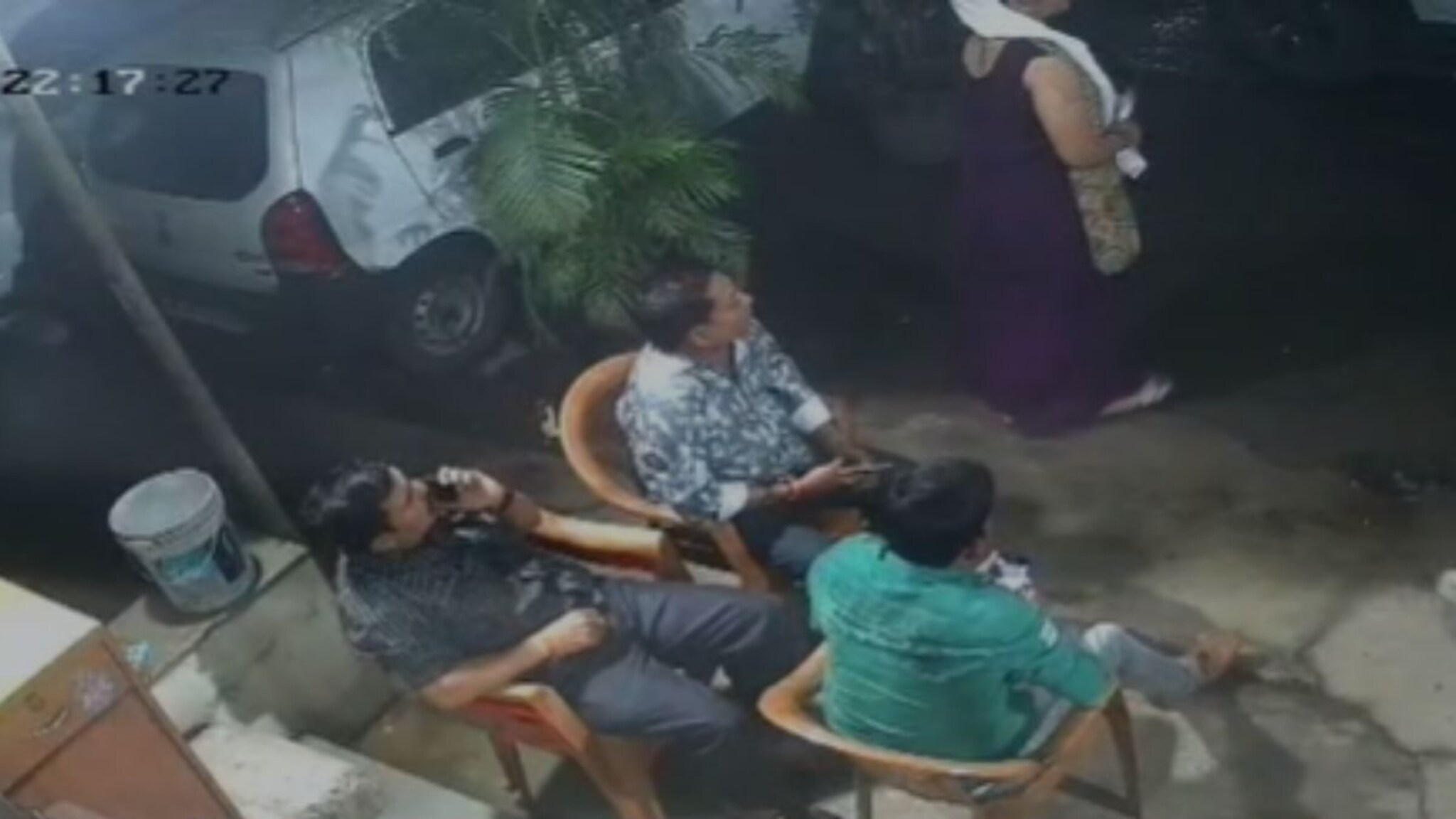 खून का बदला खून! भावासाठी बहिणीने खेळली रक्ताची होळी,चॉपर घेऊन ऑफिसमध्ये गेली अन