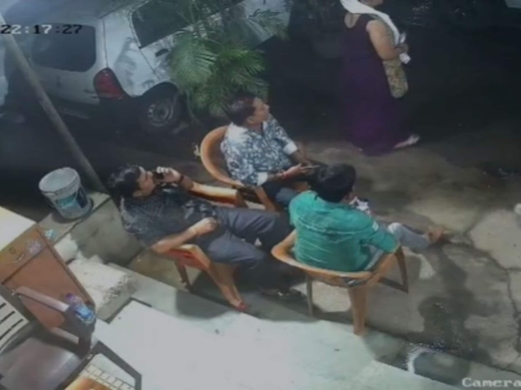 खून का बदला खून! भावासाठी बहिणीने खेळली रक्ताची होळी,चॉपर घेऊन ऑफिसमध्ये गेली अन