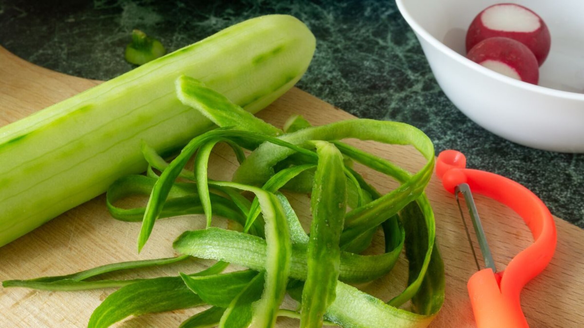 Summer Tips : काकडी सालीसकट खावी की साल काढून? अनेकांना माहिती नाही खाण्याची योग्य पद्धत