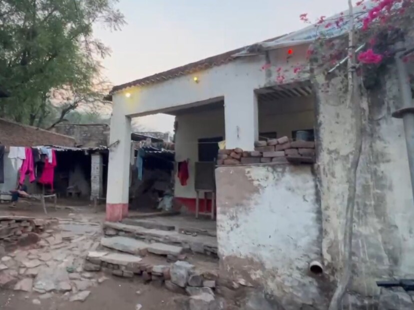 प्रजापती यांनी ड्रीम ११ वर ८ वेगवेगळ्या टीम बनवल्या होत्या. गावात लग्न होतं त्यामुळे त्यांनी ड्रीम११ अॅपकडे लक्ष दिलं नाही. नेहमीप्रमाणे ते झोपी गेले. सकाळी उठून पाहिलं तर अॅपमध्ये अकाऊंटमध्ये काही पैसे आल्याचं दिसलं. त्यांची टीम ही पहिली आली होती १३५६ पॉईंटची कमाई केली होती. या टीमची विनिंग रक्कम ही ४ कोटी रुपये होती. घनश्याम प्रजापती यांनी ४ कोटी रुपये जिंकले ही बातमी गावात वाऱ्यासारखी पसरली. 