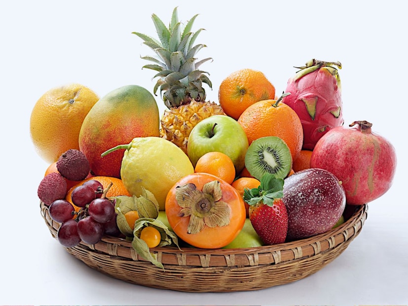 बाहेर उन्हाचा कडाका वाढला की आपलं शरीर आपोआप थंडाव्याच्या शोधात असतं. घामावाटे निघून जाणारं पाणी आणि येणारा थकवा दूर करण्यासाठी आपण फळांचा आधार घेतो. रसाळ फळं खाणं आरोग्यासाठी उत्तमच असतं, पण तुम्हाला माहित आहे का? हिवाळ्यात जी फळं आपल्याला शक्ती देतात, तीच फळं रणरणत्या उन्हात तुमच्या आरोग्यासाठी 'व्हिलन' ठरू शकतात. बाहेर उन्हाचा कडाका वाढला की आपलं शरीर आपोआप थंडाव्याच्या शोधात असतं. घामावाटे निघून जाणारं पाणी आणि येणारा थकवा दूर करण्यासाठी आपण फळांचा आधार घेतो. रसाळ फळं खाणं आरोग्यासाठी उत्तमच असतं, पण तुम्हाला माहित आहे का? हिवाळ्यात जी फळं आपल्याला शक्ती देतात, तीच फळं रणरणत्या उन्हात तुमच्या आरोग्यासाठी 'व्हिलन' ठरू शकतात.