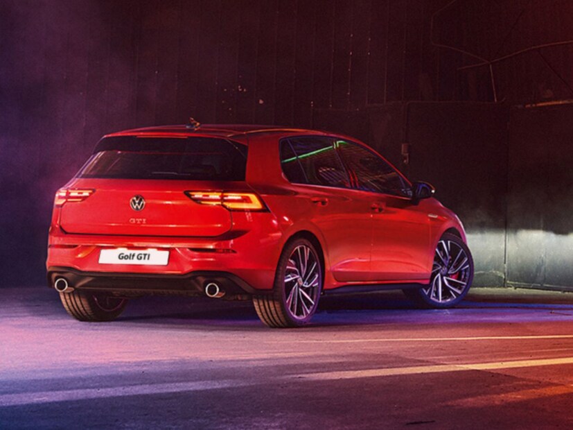 Volkswagen Golf GTI  ने भारतीय मार्केटमध्ये एकच वादळ आणलं.  कंपनीने सुरुवातील या कारची किंमत गुलदस्त्यात ठेवली होती. अखेरीस कंपनीने ठरल्याप्रमाणे आज २६ मे रोजी अधिकृत घोषणा केली आहे. या कारची किंमत ५३ लाख (एक्स शोरुम ) इतकी जाहीर केली आहे. Volkswagen ची ही भारतातील सर्वात महागडी कार ठरली आहे. पण तरीही या कारला तुफान असा प्रतिसाद आहे.