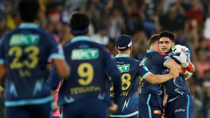 गुजरातच्या 'पठाण'ने बुडवलं गिलचं जहाज, 18 कोटींच्या बॉलरला पडल्या 33 सिक्स