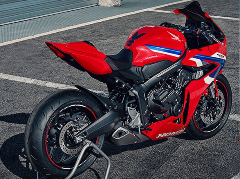  होंडाने भारतात नवीन CBR 650R लाँच केली आहे ज्याची किंमत 10.20 लाख रुपये (एक्स-शोरूम) आहे, जी सध्याच्या व्हेरियंटपेक्षा 20,000 रुपये जास्त आहे.
