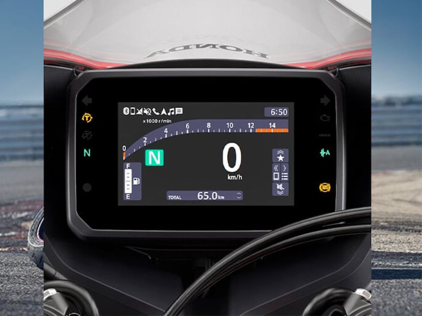 CBR 650R मध्ये 5-इंचाचा TFT इन्स्ट्रुमेंट पॅनेल आहे जो होंडाच्या रोडसिंक अॅपला सपोर्ट करतो. या अॅप्लिकेशनद्वारे, रायडर्स टर्न-बाय-टर्न नेव्हिगेशन, कॉल/एसएमएस सूचना आणि बरेच काही यासारख्या वैशिष्ट्यांचा लाभ घेऊ शकतात. ही मिडलवेट स्पोर्ट्स बाईक दोन रंगांमध्ये उपलब्ध आहे: ग्रँड प्रिक्स रेड आणि मॅट गनपाउडर ब्लॅक मेटॅलिक.
