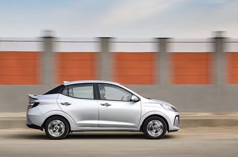 Hyundai Aura फीचर्स : या सेडानमध्ये 8 इंचाची टचस्क्रीन इन्फोटेनमेंट सिस्टम, क्रूझ कंट्रोल, हाइट अॅडजस्टेबल ड्रायव्हर सीट, वायरलेस फोन चार्जर आणि ऑटो क्लायमेट कंट्रोल सारखी फीचर्स आहेत. 