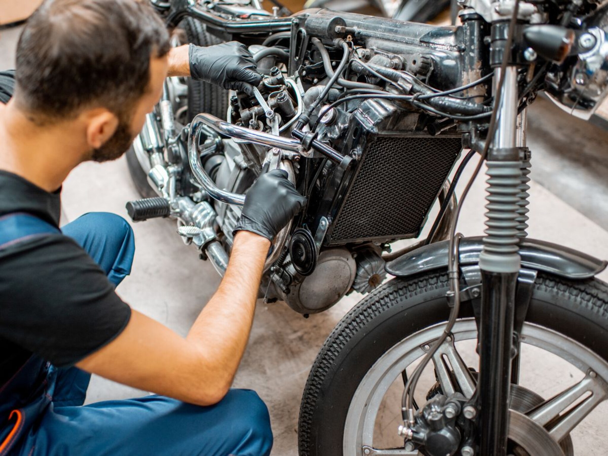 Bike: तुमची बाइक कायमची पडू शकते बंद, इंजिनचं निघेल मोठं काम, हा पार्ट बदलला का?