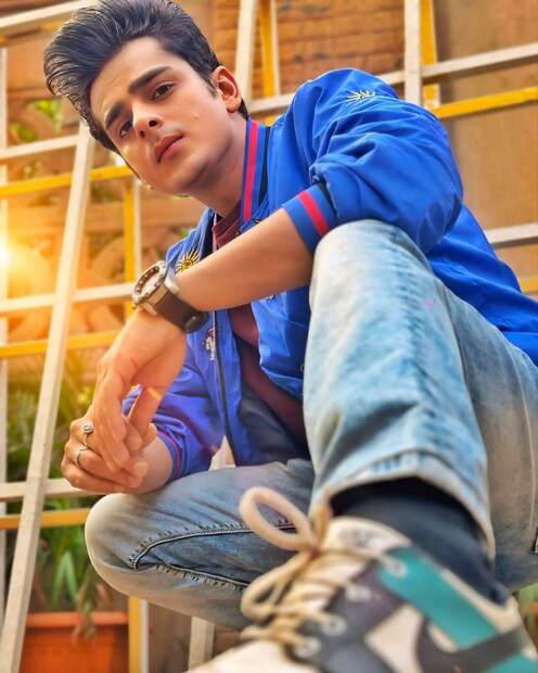 लोकप्रिय टीव्ही शो ‘अनुपमा’ मधील ‘राजा कोठारी’ ही भूमिका साकारणाऱ्या अभिनेता जतिन सूरी सध्या चांगलाच अडकला आहे. एका वैयक्तिक वादामुळे त्याचे नाव चर्चेत आले असून, हा प्रकार इतका गंभीर झाला की या प्रकरणी थेट पोलिसांना कारवाई करावी लागली आहे. लोकप्रिय टीव्ही शो ‘अनुपमा’ मधील ‘राजा कोठारी’ ही भूमिका साकारणाऱ्या अभिनेता जतिन सूरी सध्या चांगलाच अडकला आहे. एका वैयक्तिक वादामुळे त्याचे नाव चर्चेत आले असून, हा प्रकार इतका गंभीर झाला की या प्रकरणी थेट पोलिसांना कारवाई करावी लागली आहे.