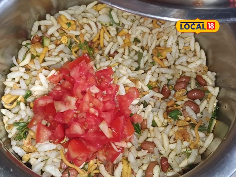 ते मिक्स करून घेतल्यानंतर त्यात लिंबाचा रस टाकून घ्यायचा आहे. तो सुद्धा मिक्स करून घ्यायचा आहे. त्यानंतर लगेच त्यात बारीक चिरलेला कांदा आणि टोमॅटो टाकून घ्यायचे आहे. त्यानंतर पुन्हा एकदा व्यवस्थित मिक्स करून घ्यायचे आहे.