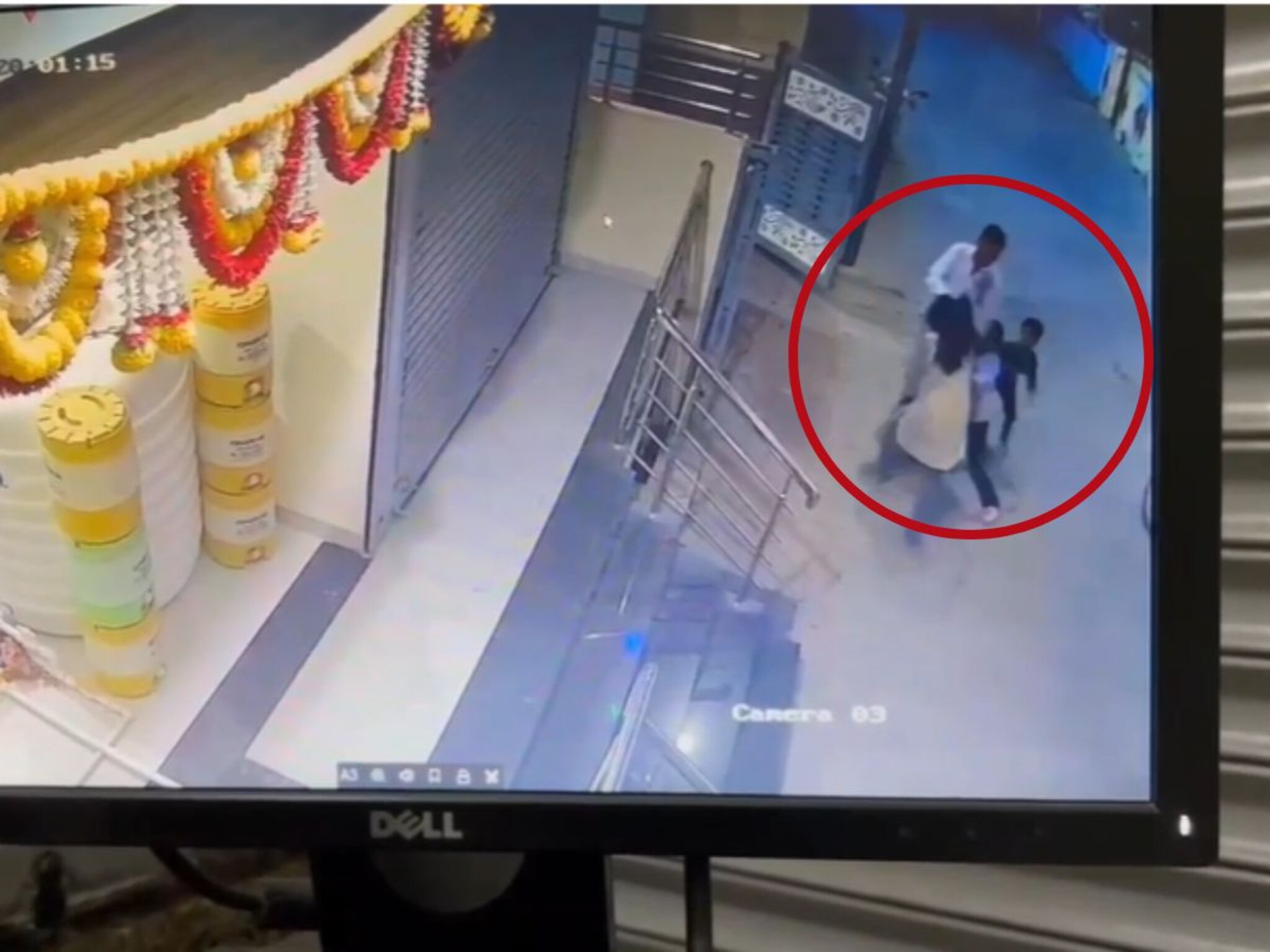 'तू लय माजलीय', बीडमध्ये शेजाऱ्याकडून महिलेला मारहाण, CCTV VIDEO आला समोर