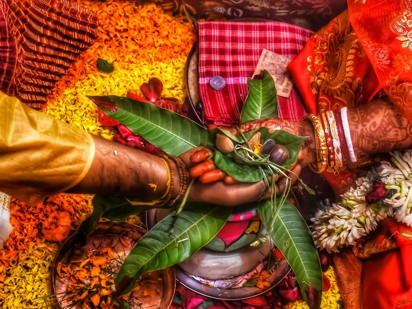 अंक 6 कधी आणि कसा लिहायचा?या उपायासाठी शुक्रवारचा दिवस सर्वात शुभ मानला जातो, कारण हा अंक शुक्र ग्रहाशी संबंधित आहे. सकाळी आंघोळ झाल्यावर गुलाबी, सोनेरी किंवा लाल रंगाच्या पेनने डाव्या हाताच्या अंगठ्याच्या खालील भागावर अंक 6 लिहावा. असं दर शुक्रवारी करावं आणि दिवसभर अनेक वेळा या अंकाकडे पाहावे. असं केल्यानं शुक्र ग्रहाची शक्ती वाढते आणि विवाहाचे योग लवकर जुळतात, असं मानलं जातं.
