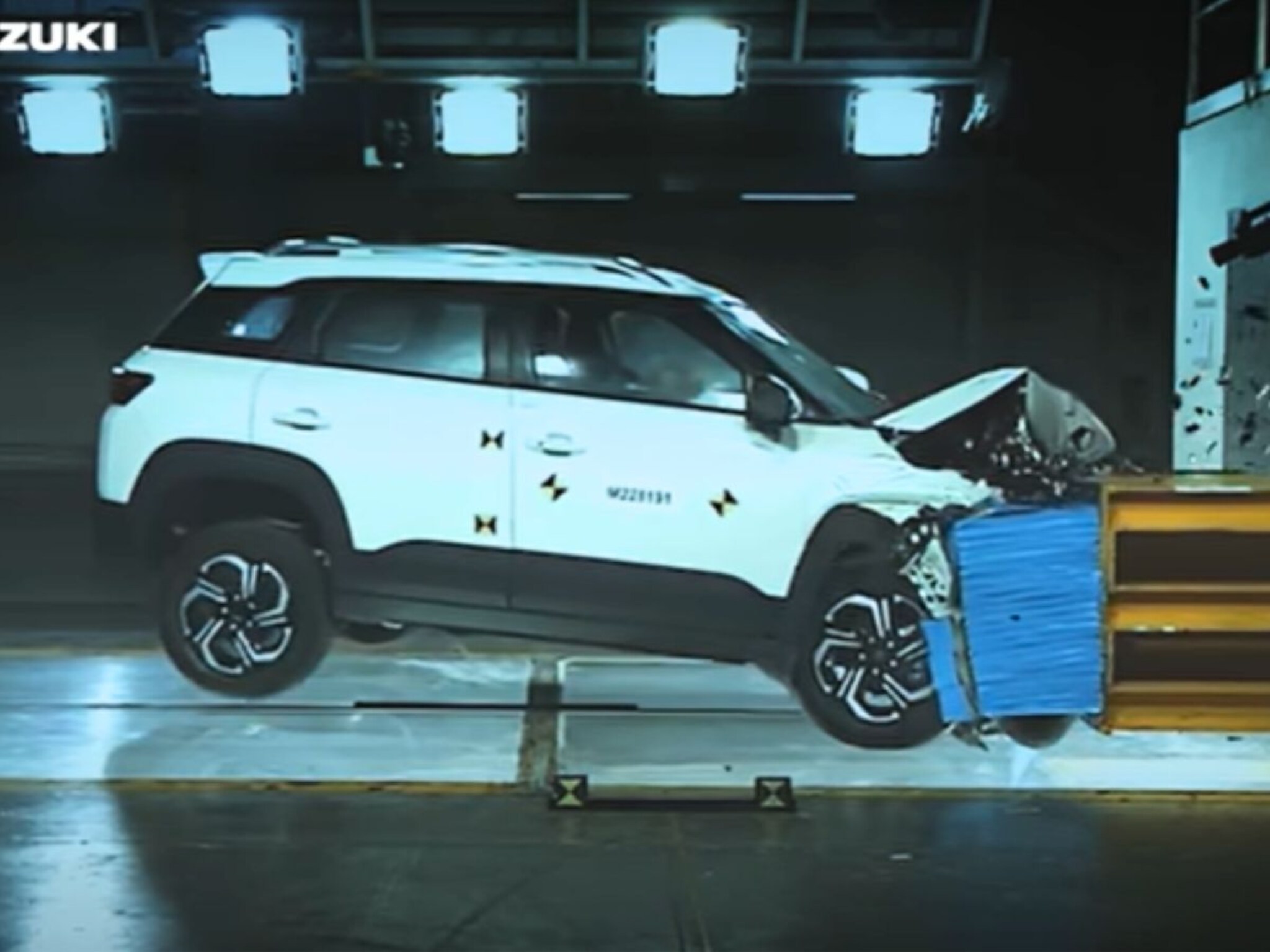 Maruti च्या मेड इन इंडिया SUV ने जिंकलं मनं, सेफ्टीमध्ये निघाली टँकसारखी कडक, 30 किमी देते मायलेज