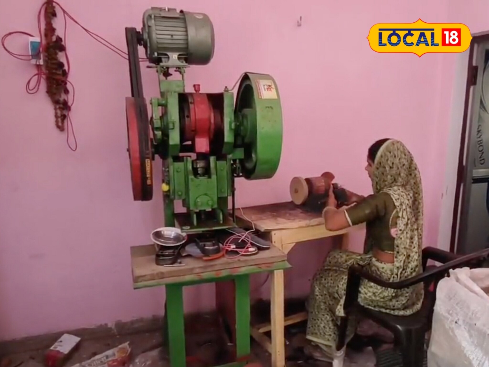 पतीच्या निधनानंतर खचली नाही! 3 मुलींची आई यूट्यूब पाहून शिकली 'हे' काम, सुरू केला स्वतःचा उद्योग