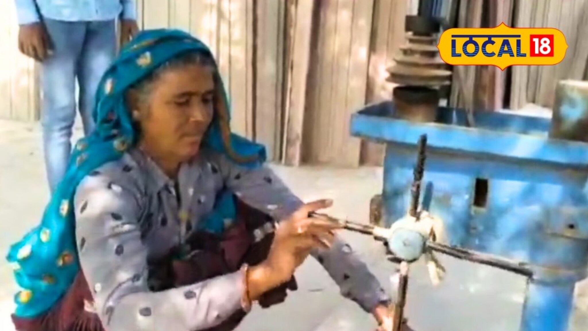 अफाट जिद्द! पतीचं निधन होताच सासरच्यांनी दाखवले रंग, मध्यरात्री काढलं घराबाहेर, 2 मुलांना घेतलं, पुढे... 