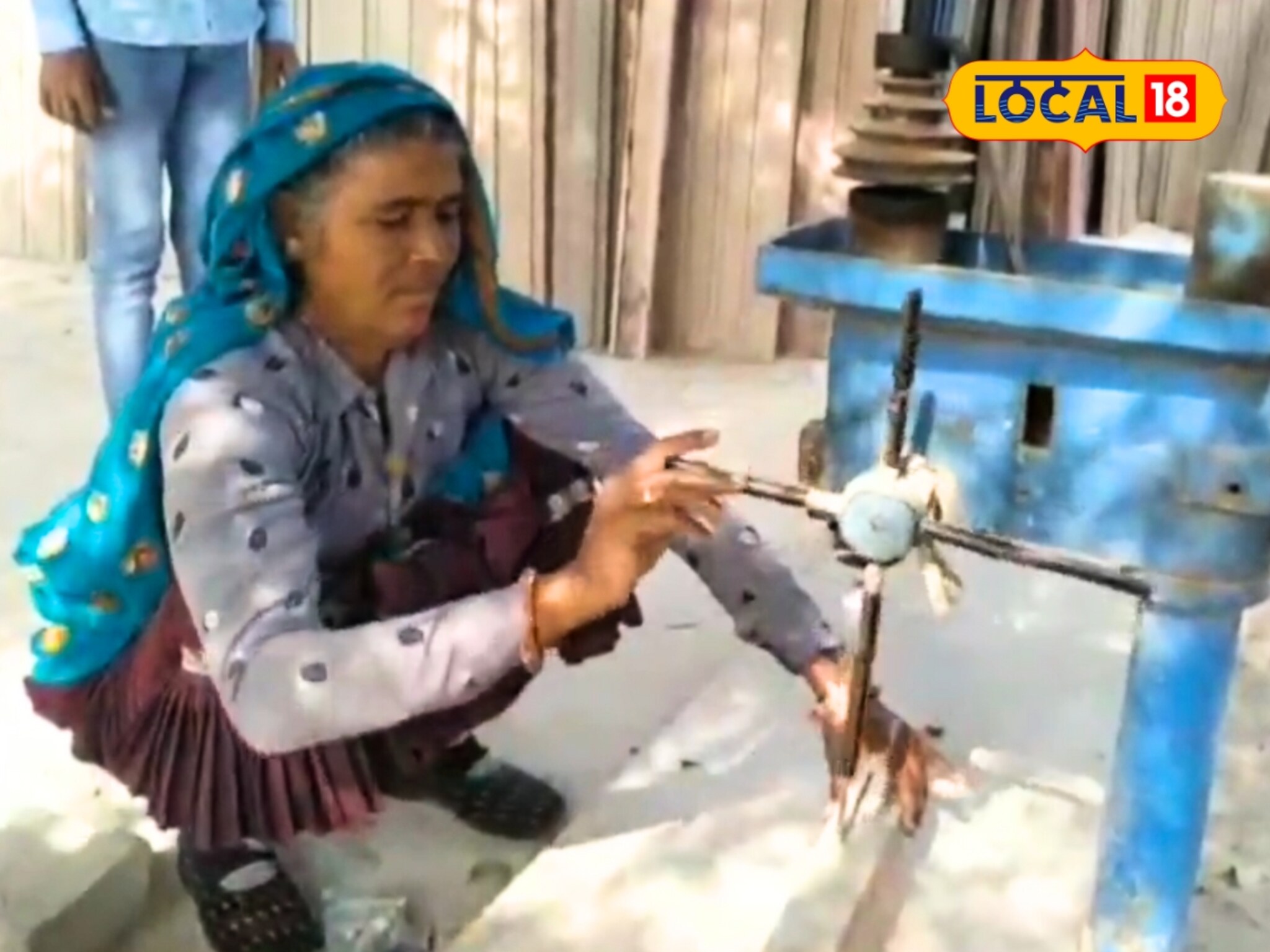 अफाट जिद्द! पतीचं निधन होताच सासरच्यांनी दाखवले रंग, मध्यरात्री काढलं घराबाहेर, 2 मुलांना घेतलं, पुढे... 