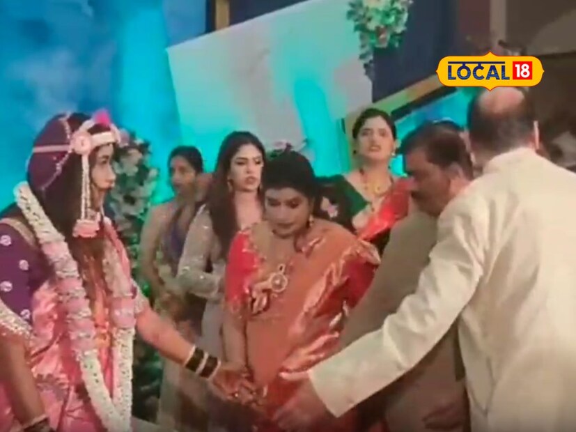 पण अचानक आकाश फाटलं आणि जोरदार पावसानं सगळं लॉन जलमय केलं. त्यामुळे लग्न थांबवण्याशिवाय दुसरा पर्याय उरला नव्हता. आस्मानी संकटामुळं वडिलांच्या डोळ्यांतून हताश अश्रू वाहू लागले.