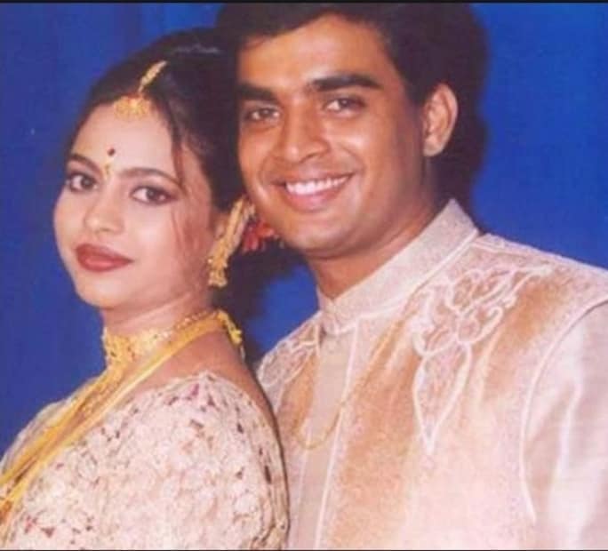 एका सेशननंतर सरिताने माधवनला डिनरसाठी बाहेर जाण्याची विचारणा केली आणि माधवनने लगेचच या संधीचा फायदा घेतला! माधवनने TOI ला दिलेल्या एका मुलाखतीत खुलासा केला होता की, "सरिता माझी विद्यार्थिनी होती आणि तिने एका दिवशी मला डेटवर येण्यासाठी विचारलं. मी एक साधासा सावळा माणूस होतो आणि मला वाटलं की हीच संधी आहे. मी कधी लग्न करेन की नाही हे मला माहीत नव्हतं, त्यामुळे मी या संधीचा फायदा घेतला आणि तिच्याशी लवकरच लग्न केलं."