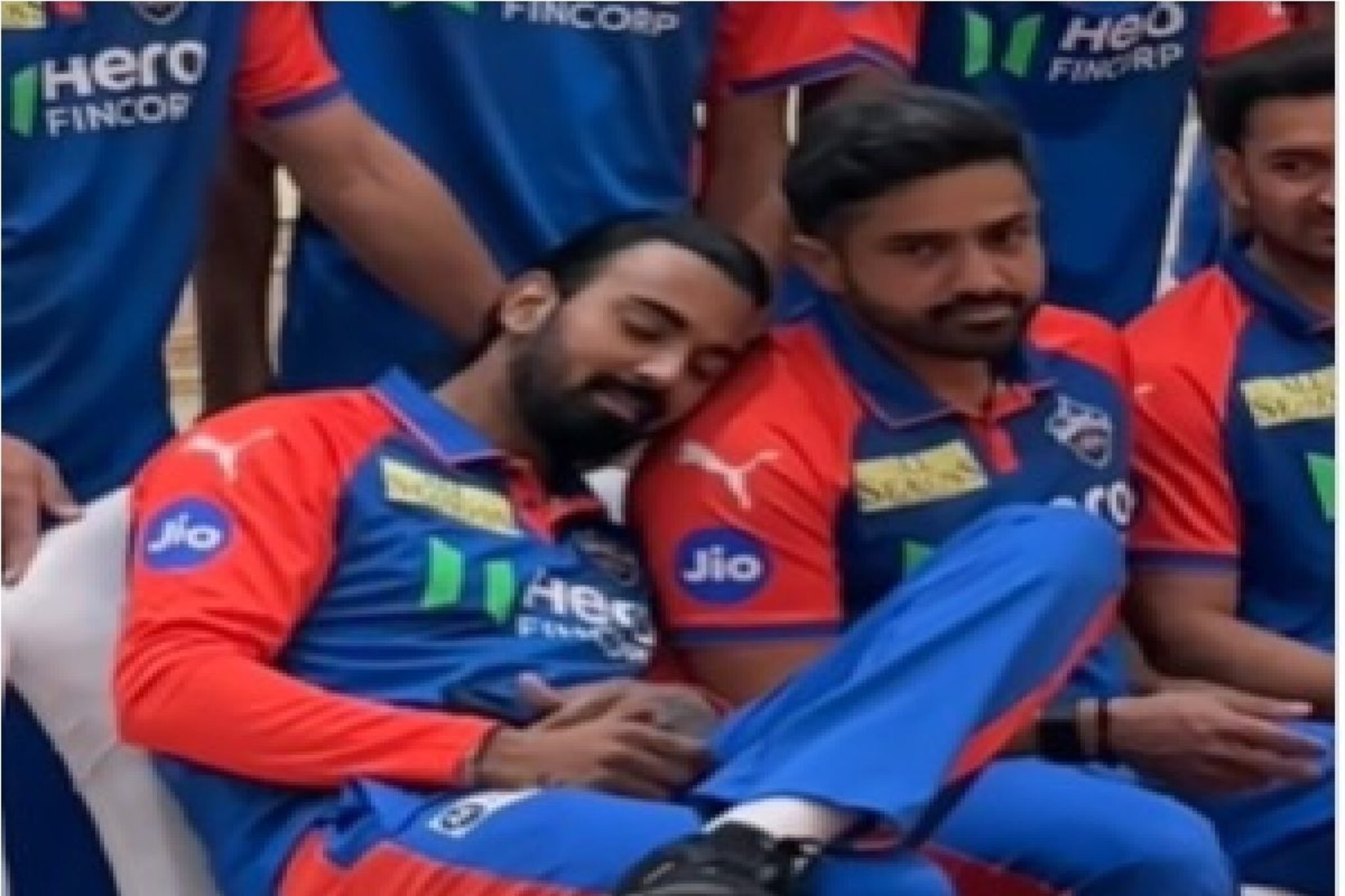 जिगरी मित्राला टीम इंडियात लॉटरी, ड्रेसिंग रूममध्ये राहुल-करुणचा 'Bromance'