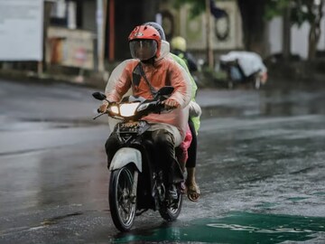 पावसात बाईक चालवता ना? मग आधी या गोष्टी वाचा, होणारच नाही अपघात पावसात बाईक चालवता ना? मग आधी या गोष्टी वाचा, होणारच नाही अपघात
