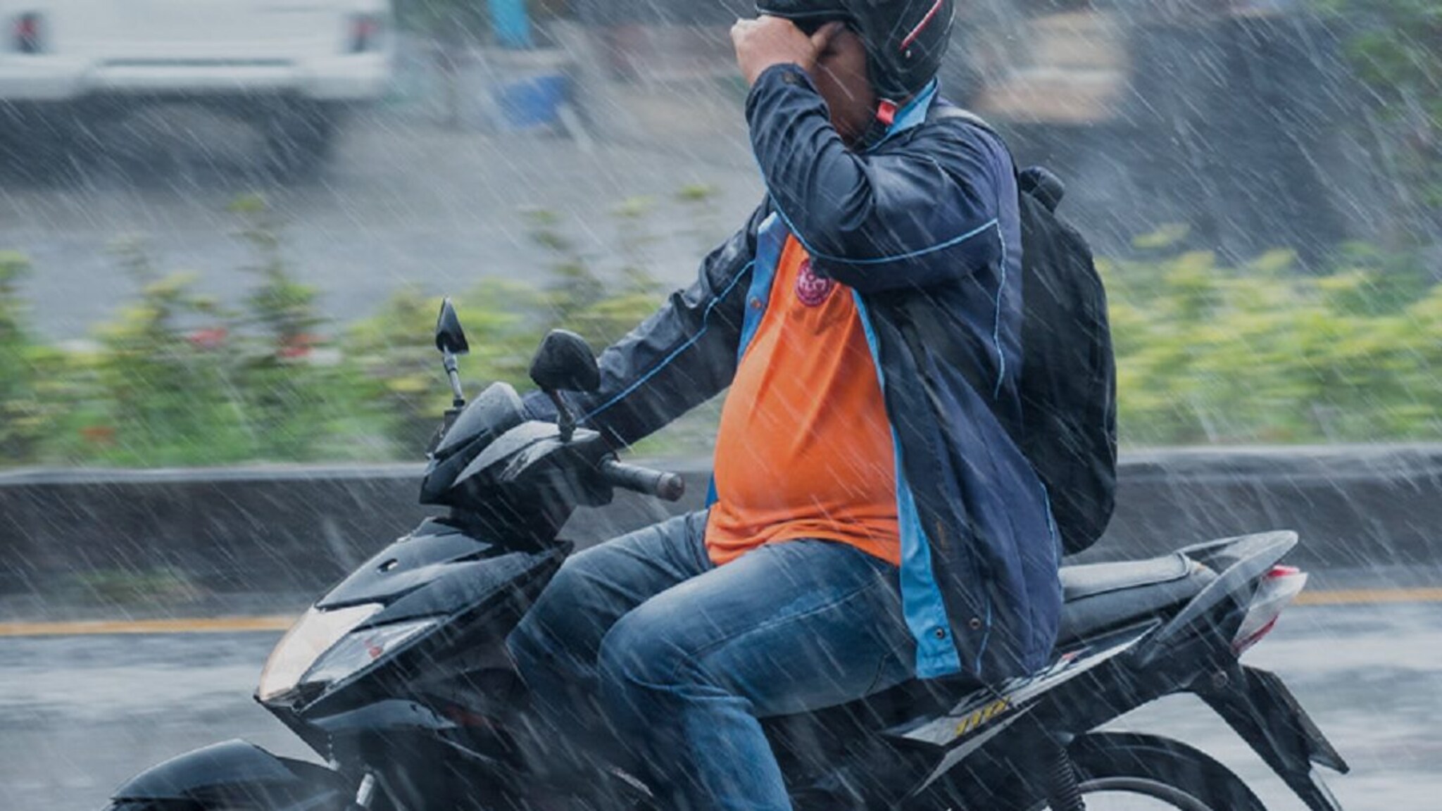 पावसाळ्यात बाईक स्लिप होण्याची भिती वाटते ना? या ट्रिकने दूर होईल प्रॉब्लम