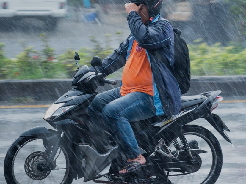 स्पीड : कोणत्याही ऋतूत जास्त वेगाने दुचाकी चालवणे धोकादायक असते. पावसाळ्यात जास्त वेगाने गाडी चालवणे अधिक धोकादायक बनते. कारण या हंगामात बाईक जास्त घसरते. नेहमी लक्षात ठेवा की बाईक/दुचाकी वाहन खूप वेगाने चालवू नका. तसेच, नेहमी सतर्क रहा, जेणेकरून अचानक येणाऱ्या परिस्थितीत तुम्ही सहजपणे बाईक नियंत्रित करू शकाल.