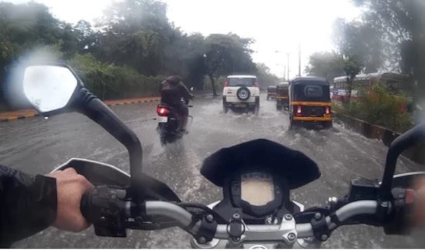 समोरील वाहनाला फॉलो करा : पावसात बाइक चालवताना ही एक अतिशय उपयुक्त टीप आहे. समोरून येणाऱ्या कार किंवा ऑटोच्या मदतीने तुम्ही बाईकला विशिष्ट अंतरावर ठेवून तिच्या मागे जाऊ शकता. तुम्ही तुमची बाईक तुमच्या समोरून येणाऱ्या ऑटोच्या मागे मध्यभागी ठेवू शकता, जेणेकरून ऑटो कशी बाजूला सरकत आहे आणि समोरील खड्ड्यातून बाहेर येत आहे हे तुम्हाला समजणे सोपे होईल. पावसाळ्यात याचा वापर करून, तुम्ही अचानक खड्डे किंवा रस्त्यावर पडलेले दगड इत्यादी टाळू शकता.