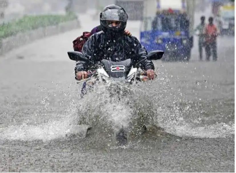 ब्रेक :पावसाळ्यात अचानक ब्रेक लावणे टाळा. जर अचानक ब्रेक लावण्याची आवश्यकता असेल तर दोन्ही ब्रेक (पुढील आणि मागील) एकाच वेळी वापरा. त्याच वेळी, सामान्य ब्रेकिंग दरम्यान, फक्त मागील ब्रेक वापरण्याचा प्रयत्न करा. आवश्यक असल्यास, मागच्या ब्रेकसह पुढचा ब्रेक हलका वापरा. तसेच लक्षात ठेवा की वळणांवर ब्रेक लावू नका.