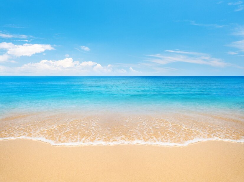 तसं पाहायला गेलं तर पाण्याला रंग नसतो. पाणी पारदर्शक असतं. पाण्याला आपण ज्या भांड्यात टाकून त्या भांड्याचा रंग आपल्याला त्या पाण्यातून दिसतो. किंवा पाण्यात कोणता रंग मिसळला तर ते पाणी त्या रंगाचं होतं.