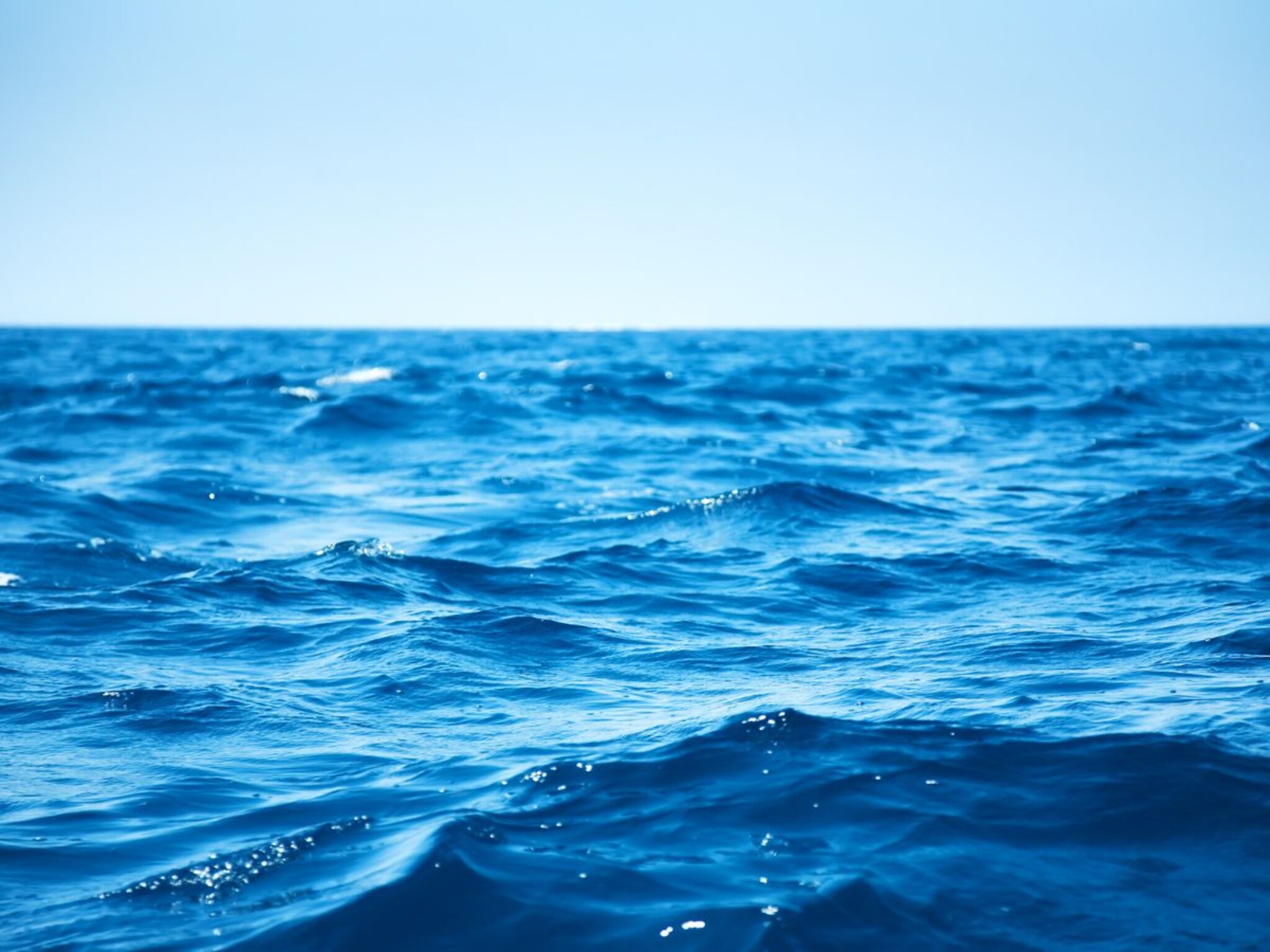 General Knowledge : पाण्याला तर रंग नसतो पण समुद्राचं पाणी निळं कसं, काय आहे रहस्य?