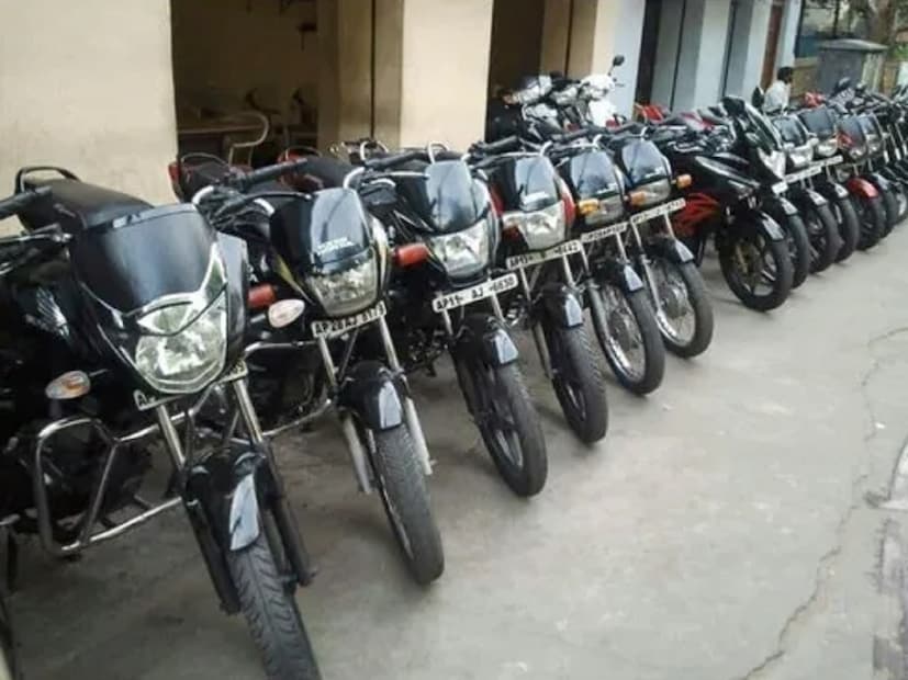 मुंबई : बाईकमध्ये नेहमीच पेट्रोल इंजिन बसवलेले असते. पण असं का घडतं याचा कधी विचार केला आहे का? बाईकमध्ये डिझेल इंजिन का बसवले जात नाही? डिझेल पेट्रोलपेक्षा स्वस्त आहे. सोशल मीडियावरही हाच प्रश्न विचारण्यात आला. एका एक्&#x200d;सपर्टने याबद्दल संपूर्ण माहिती दिली आहे. 