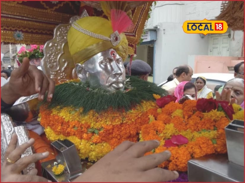 श्री संत गजानन महाराजांचे मंदिर: बुलढाणा जिल्ह्यातील शेगाव येथे श्री संत गजानन महाराजांचे भव्य असे मंदिर आहे. विदर्भातील सर्वात भव्य आणि आकर्षक मंदिर म्हणून या मंदिराची ओळख आहे. राहण्याची व्यवस्था, जेवण सर्व काही इथे मनासारखं मिळतं. राहण्यासाठी भक्त निवास असल्याने कमीत कमी खर्चात तुमची राहण्याची व्यवस्था होते. 