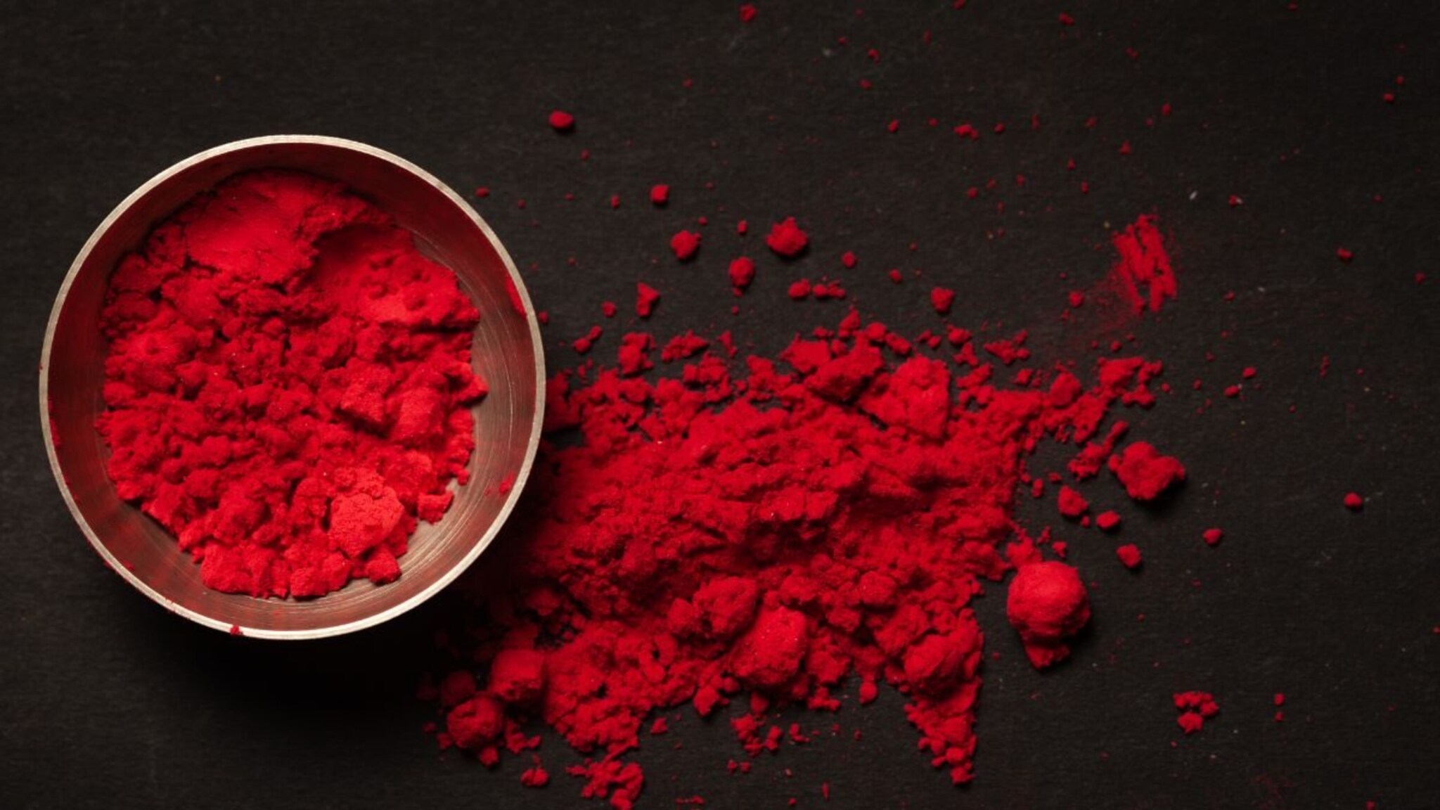 Sindoor : विवाहित महिला भांगेत भरतात, पण सिंदूर कसं तयार होतंं? माहितीये?