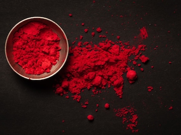 Sindoor : विवाहित महिला भांगेत भरतात, पण सिंदूर कसं तयार होतंं? माहितीये? Sindoor : विवाहित महिला भांगेत भरतात, पण सिंदूर कसं तयार होतंं? माहितीये?