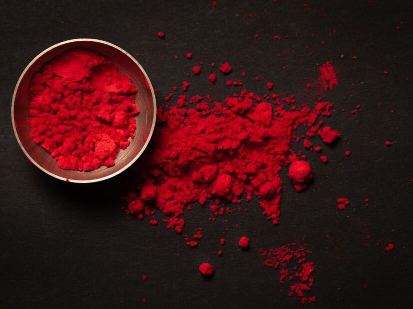 सिंदूर म्हणतातच सगळ्यात आधी समोर येतं ते विवाहित महिला भांगेत भरत असलेलं कुंकू. ज्याला सिंदूर असं म्हणतात. सिंदूर म्हणतातच सगळ्यात आधी समोर येतं ते विवाहित महिला भांगेत भरत असलेलं कुंकू. ज्याला सिंदूर असं म्हणतात.