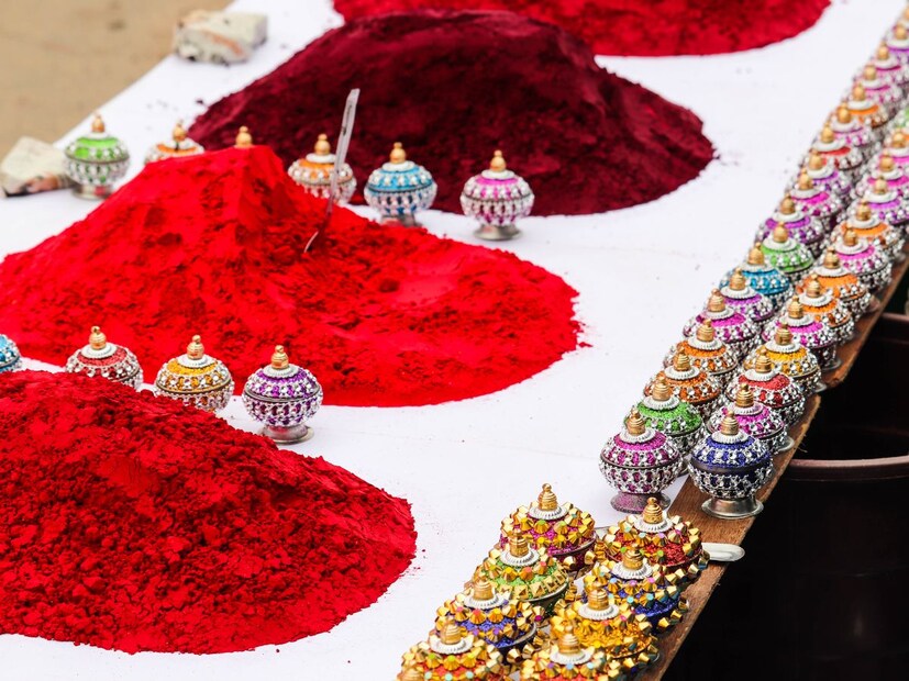 या झाडाच्या ज्या बिया असतात त्यापासून सिंदूर बनवलं जातं. याचा उपयोग हर्बल लिपस्टिक लावण्यातही केला जातो.