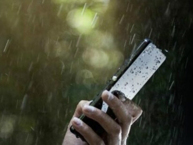 हा गेम सेटिंग्जमध्ये लपलेला आहे : आजकाल, जवळजवळ प्रत्येक अँड्रॉइड स्मार्टफोनमध्ये अशा काही सेटिंग्ज आधीच अॅक्टिव्ह असतात. ज्या अनवधानाने तुमचा डेटा आणि बॅटरी दोन्ही जलद संपवतात. चांगली बातमी अशी आहे की ही सेटिंग बंद करणे खूप सोपे आहे आणि त्यानंतर तुमचा डेटा थोडा जास्त काळ टिकेल, तसेच बॅटरीचा वापर देखील कमी होईल.